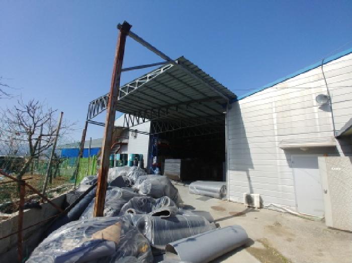 제시외 철골 등 창고 시설물 모습2