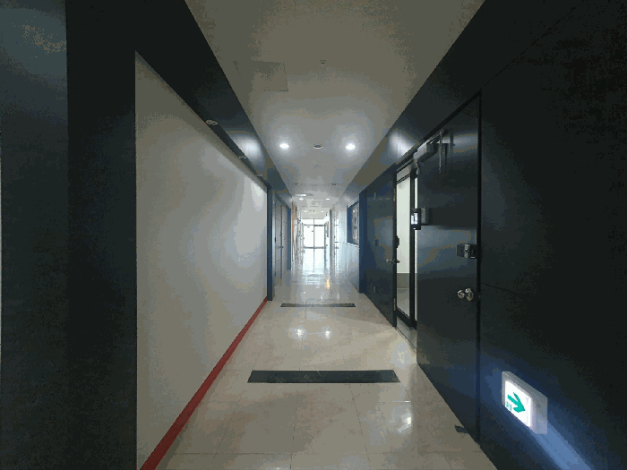 본건 앞 복도 