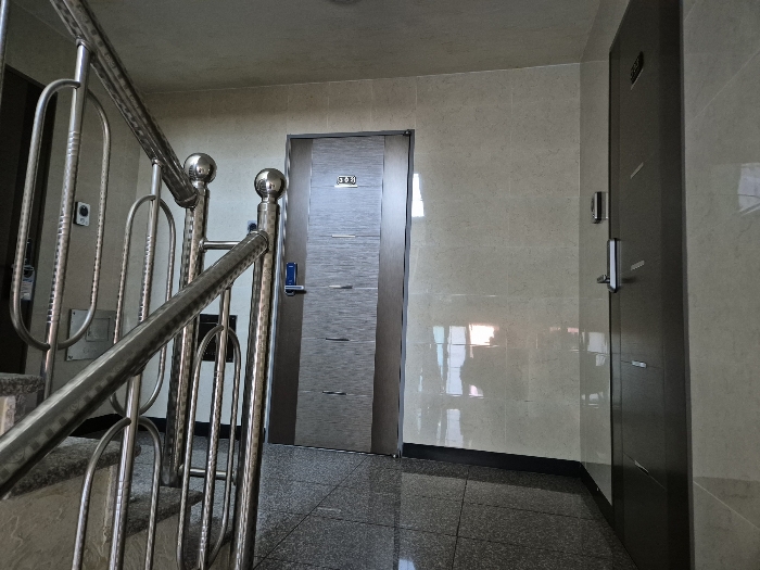 [본건 건물(3) 3층 복도 젼경]