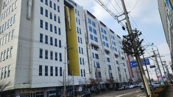 대상물건 소재 건물 전경