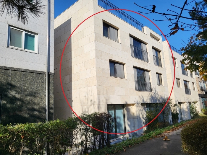 건물 동측 전경