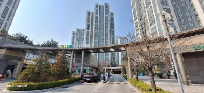 아파트 정문 