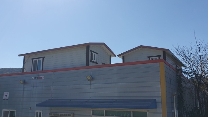 임차인[(주)전인푸드] 소유의 제시외 컨테이너 2동(옥상)