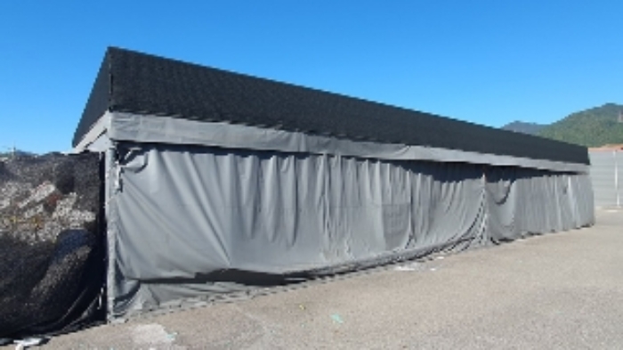 임차인[(주)전인푸드] 소유의 제시외 철파이프조 천막지붕 단층 창고 1동