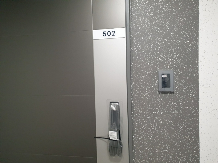 502호 출입문