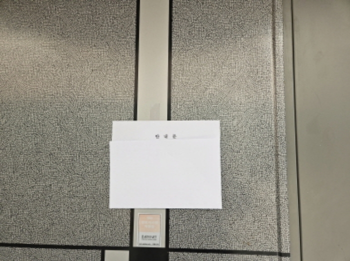 정문쪽 1층(101호) 출입문