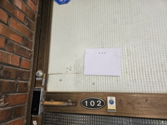 쪽문방향 1층(102호) 출입문