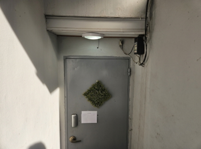 쪽문방향 지하층 출입문