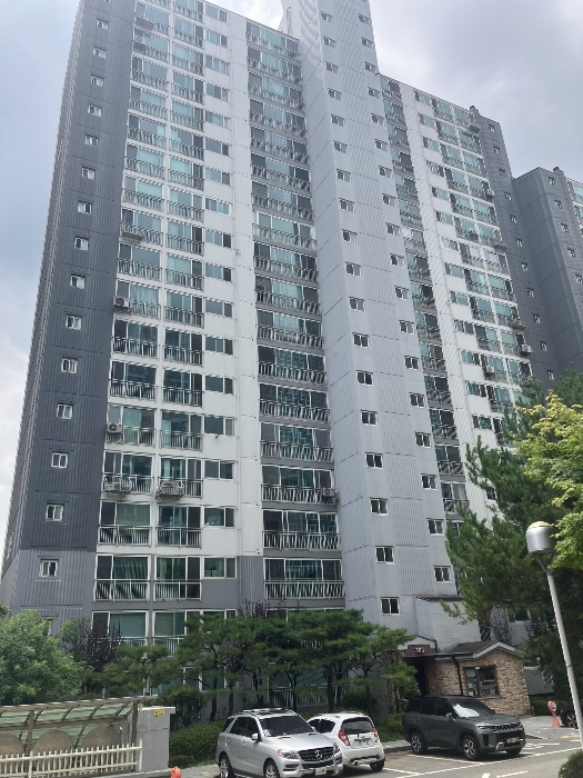 북측에서 본 본건