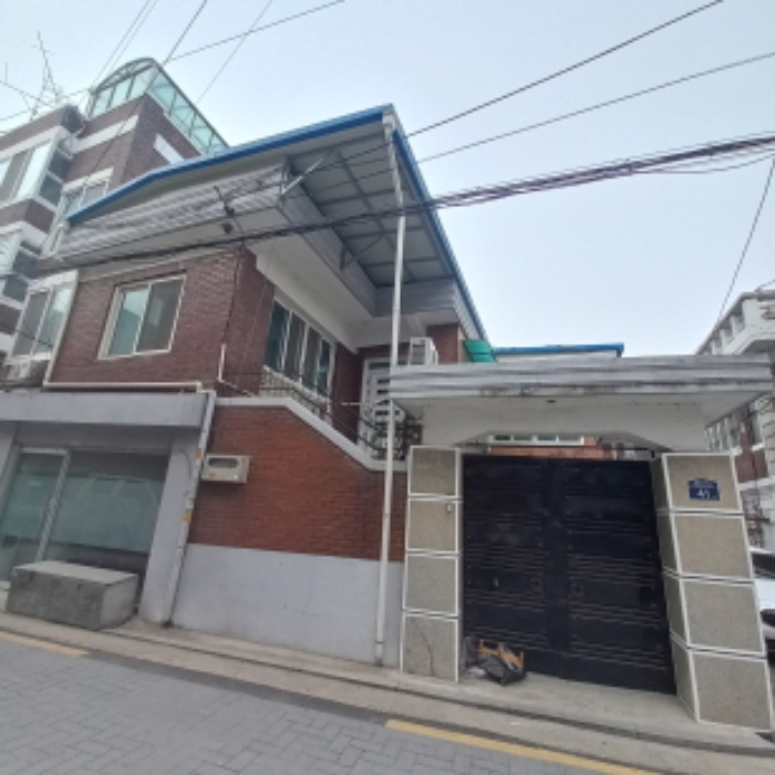 건물 전경 및 대문