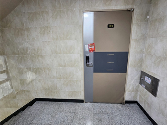 기호(2) : 2 층 (101호)