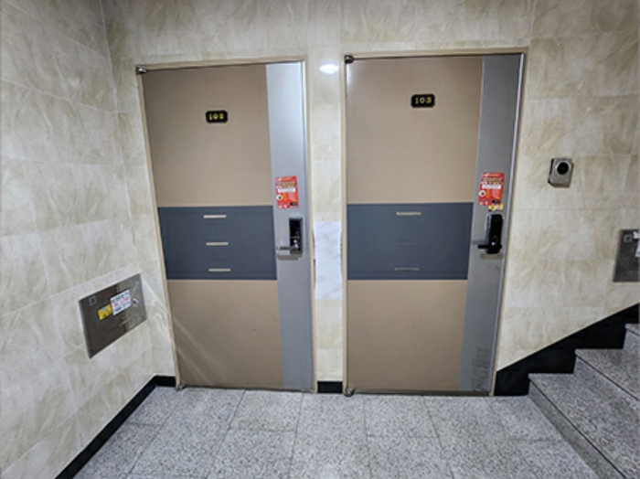 기호(2) : 2 층 (102호, 103호)