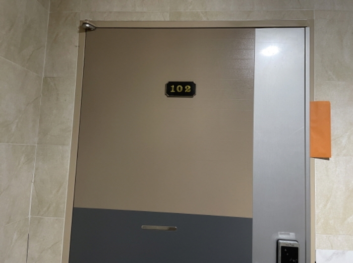 102호 출입문