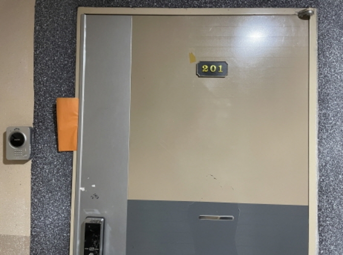 201호 출입문