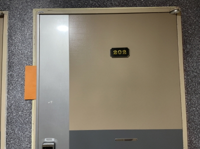 202호 출입문