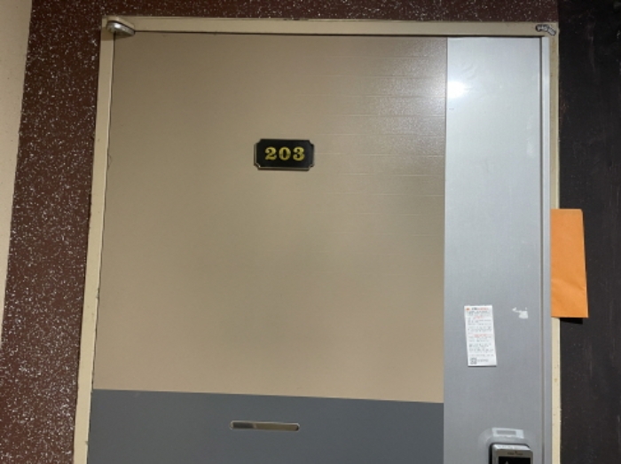 203호 출입문