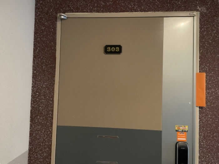 303호 출입문
