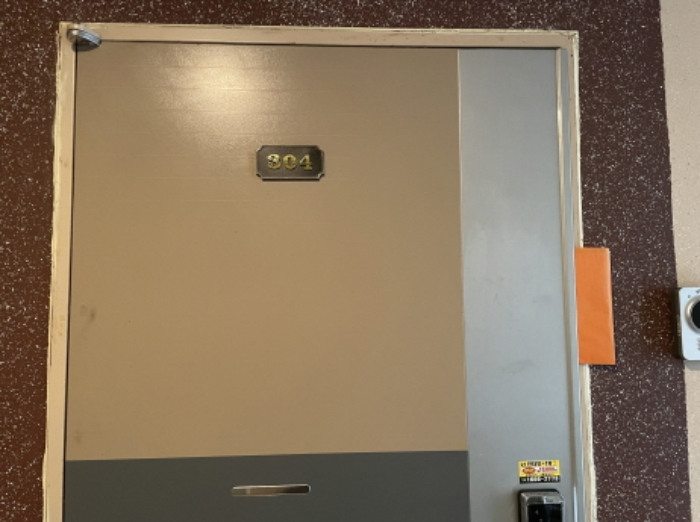 304호 출입문