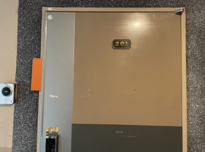 301호 출입문