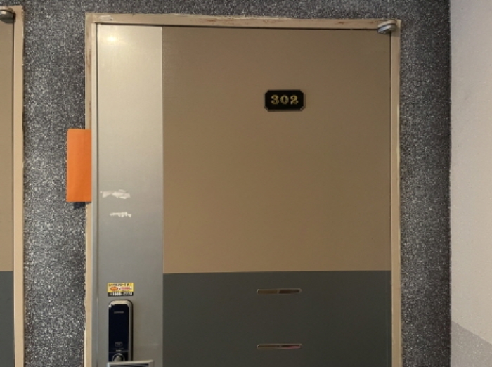 302호 출입문