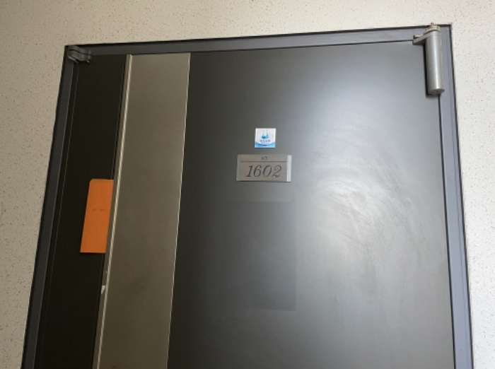1602호 출입문