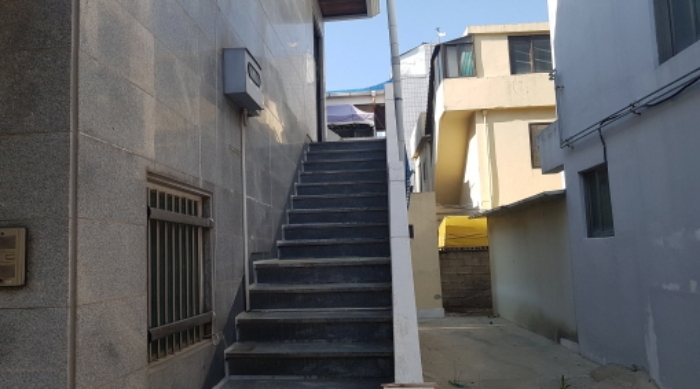 * 목록2. 2층 계단 전경