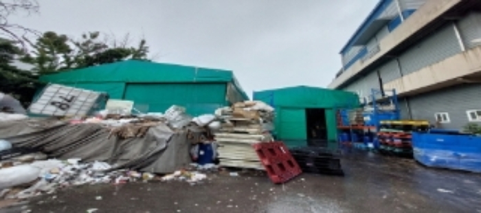 목록1,2 토지,건물 일부(제시외 천막시설 뒤편) 전경