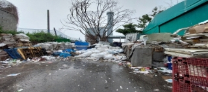 목록1,2 토지,건물 일부(제시외 천막시설 뒤편) 전경