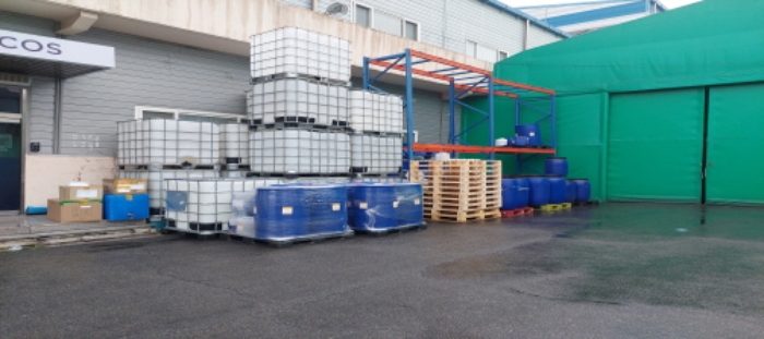 목록1,2 토지,건물 일부(물탱크등 적치물) 전경