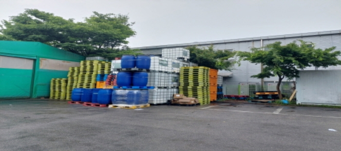 목록1 토지 일부(파레트 등 적치물) 전경