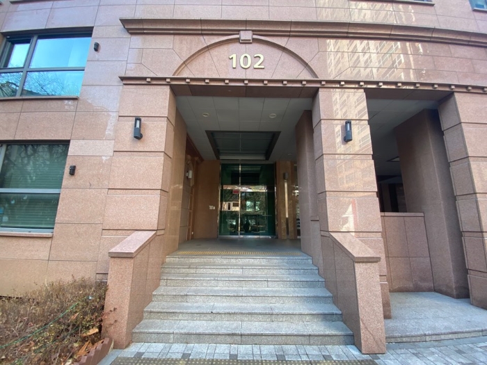 본건 소재 건물 공동출입구 전경