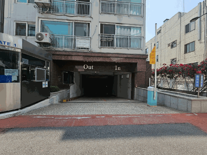 본건물내 주차장 출입구 전경