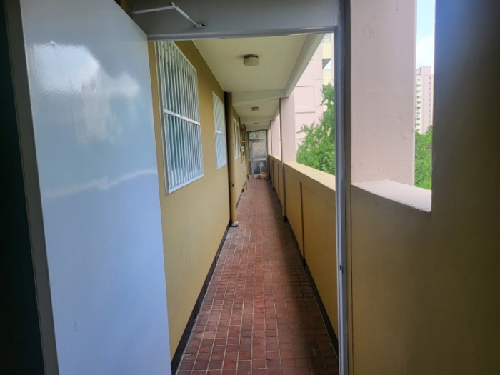 [본건 통칭"삼부아파트" 제2동 제4층 복도 전경]