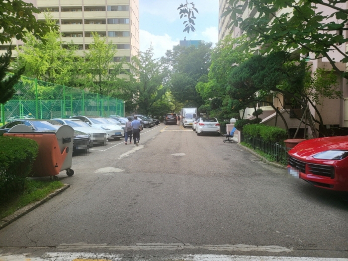 [본건 통칭"삼부아파트" 제2동 주차장 전경]