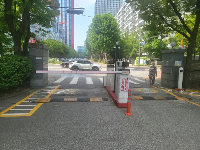 [본건 통칭"삼부아파트" 입구 전경]