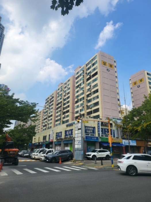 [본건 통칭"삼부아파트" 제2동 전경]