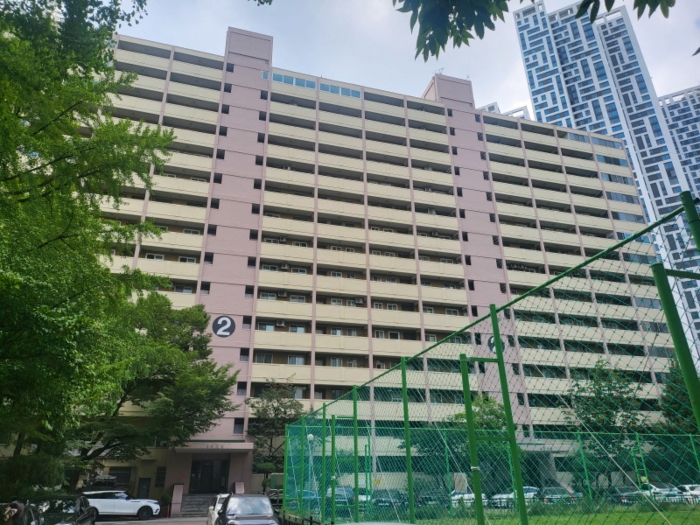 [본건 통칭"삼부아파트" 제2동 전경]