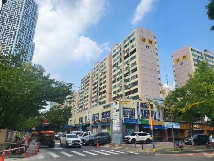 [본건 통칭"삼부아파트" 제2동 전경]