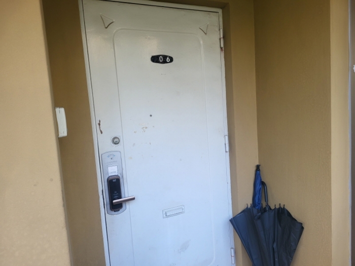 [본건 통칭"삼부아파트" 제2동 제4층 제2056호 현관문 전경]