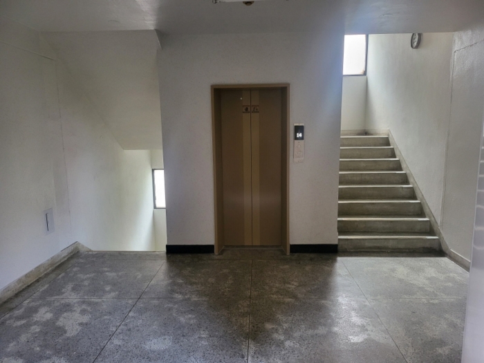 [본건 통칭"삼부아파트" 제2동 제4층 E/V 및 계단실 전경]