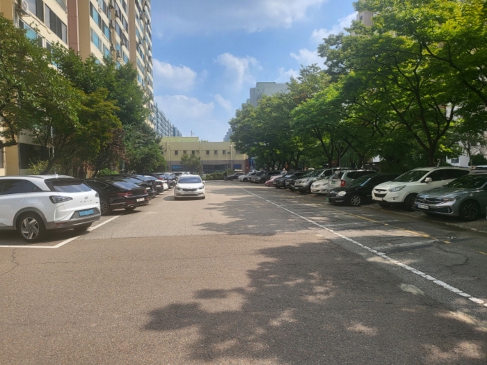 [본건 통칭"삼부아파트" 제2동 주차장 전경]