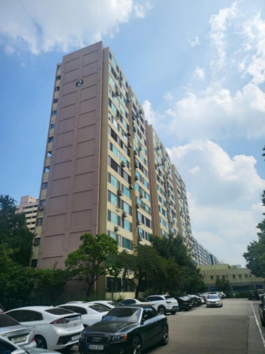 [본건 통칭"삼부아파트" 제2동 전경]