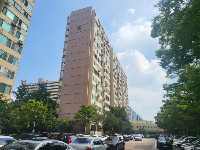 [본건 통칭"삼부아파트" 제2동 전경]