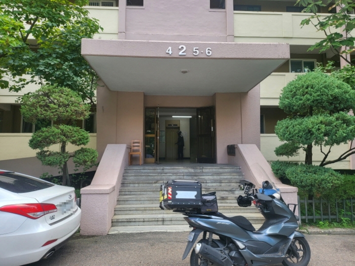 [본건 통칭"삼부아파트" 제2동 4, 5, 6 라인 출입문 전경]