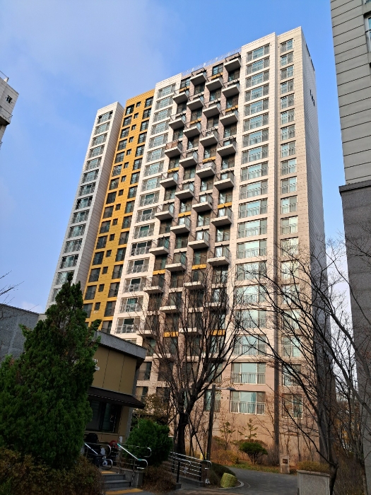 남동측에서 촬영한 항동중흥에스클래스 베르데카운티 제103동 전체부분