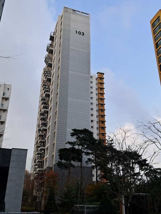 동측에서 촬영한 항동중흥에스클래스 베르데카운티 제103동 전체부분