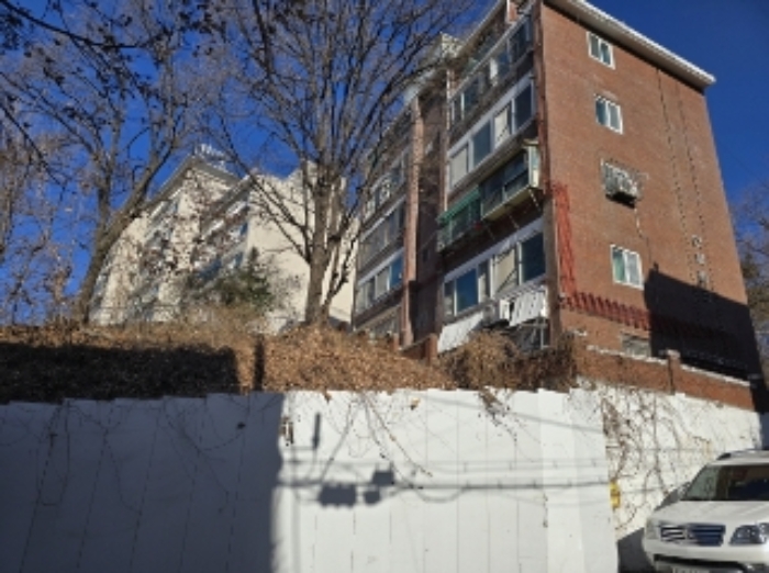 목적물 전경1 및 옆 건물(연희파크/42-5위치)