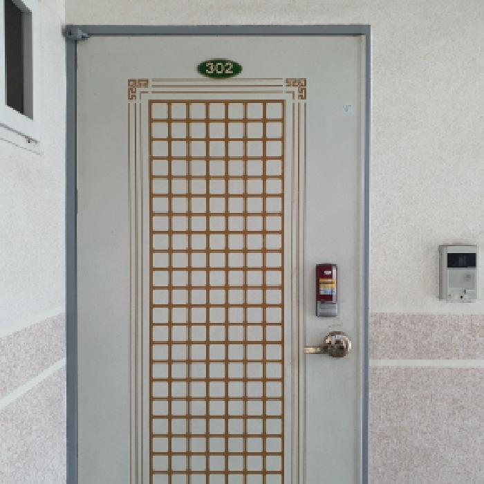 302호 출입문 전경