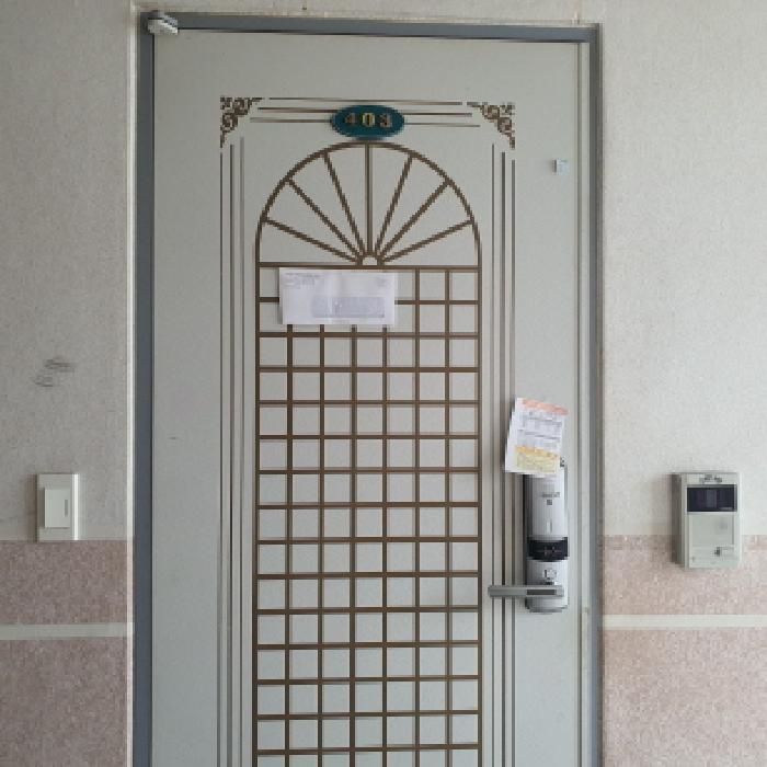 403호 출입문 전경