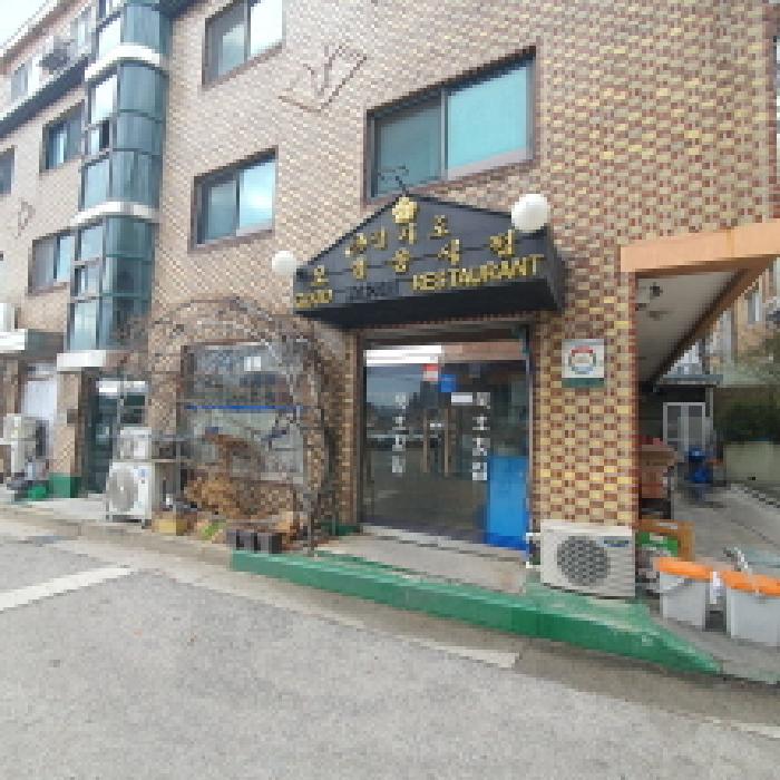 1층 상가(횟집)의 출입문 전경